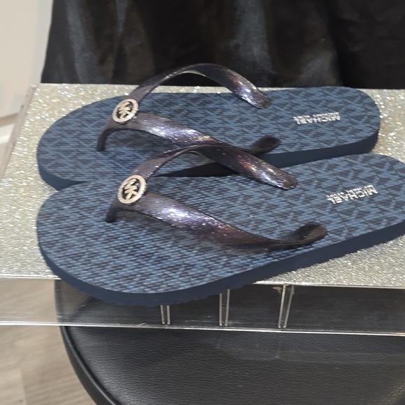 Michael Kors MK Logo Mini Jet Set Glitter Print Flip-Flop Sandals - Picture 5 of 8